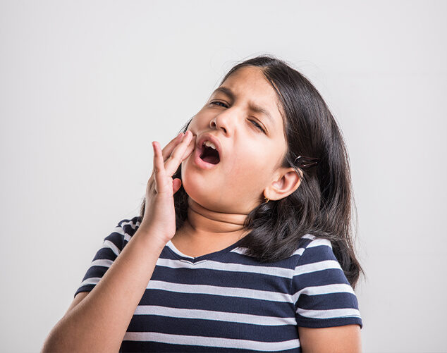 litle girl having toothache